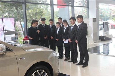 我院成功舉辦“渝鑫吉利杯”汽車營銷大賽，學(xué)生實戰(zhàn)演練汽車銷售技能